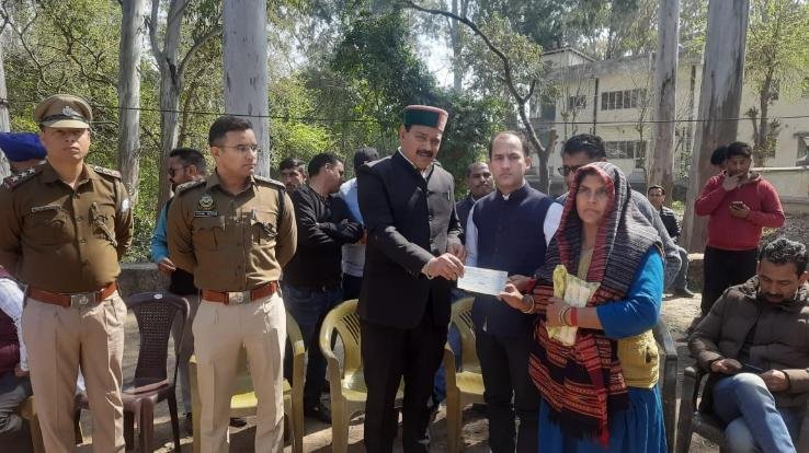 Indora: MLA Malendra Rajan distributed 8 checks worth Rs 2 lakh 25 thousand
