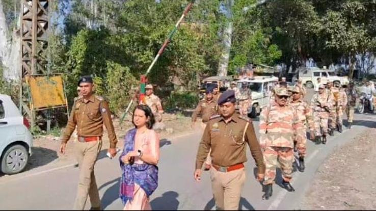 Paramilitary forces and police personnel took out a flag march in Sansarpur Terrace.