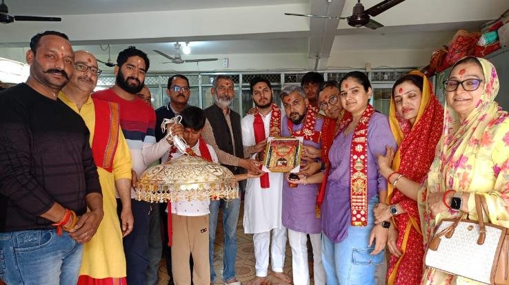 Devotees of Maharashtra offered 11 kg silver umbrella in Jwalaji temple