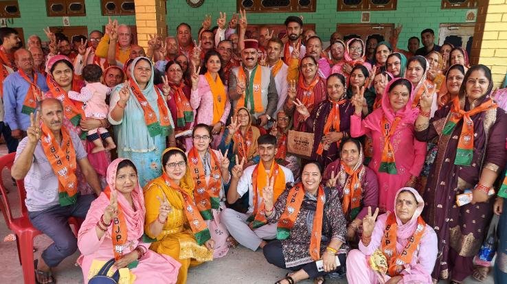 Hamirpur: Dozens of people joined BJP in Neri village.