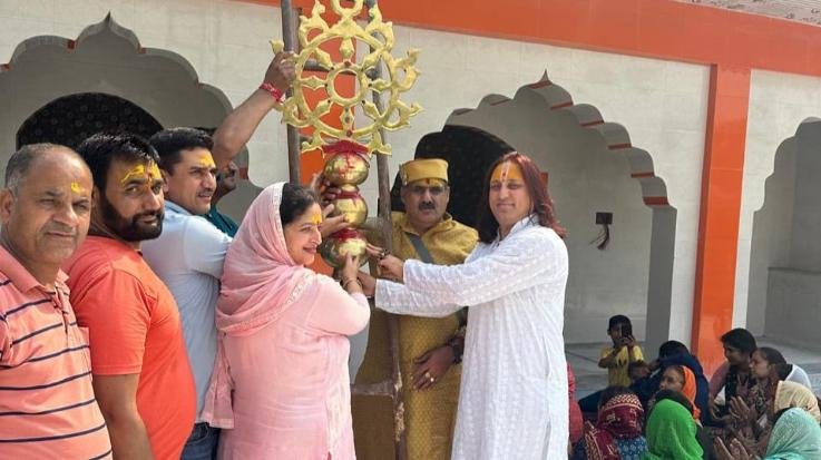 Installation of urns in the grand Banke Bihari temple under construction in Pattabarawari.