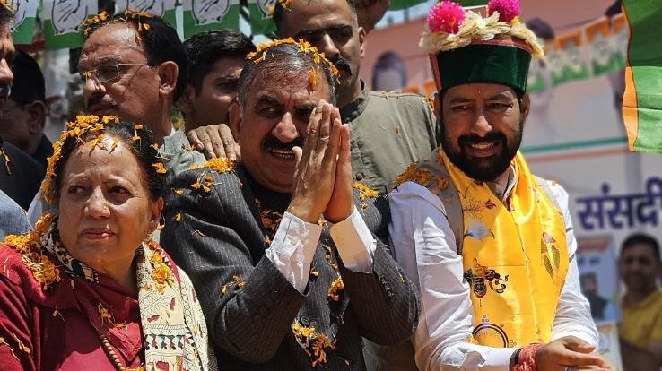 CM participates in Vinod Sultanpuri's nomination, lashes out at BJP in Chauda Maidan