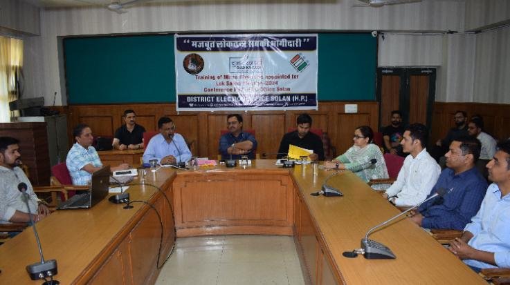 Solan: One day training workshop for micro observers organized under the chairmanship of Deputy Commissioner.