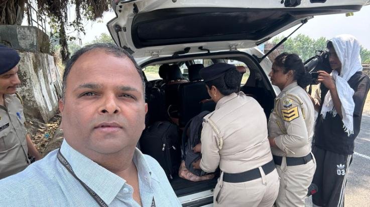 Hamirpur: All vehicles are being checked, SST also checked the vehicle of expenditure supervisor.