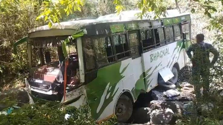 Private bus crashes in Dhartukhadi on the border of Sirmaur and Shimla, driver dies