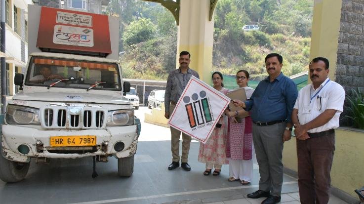 Solan: District Election Officer L.E.D. Voter awareness vehicle flagged off
