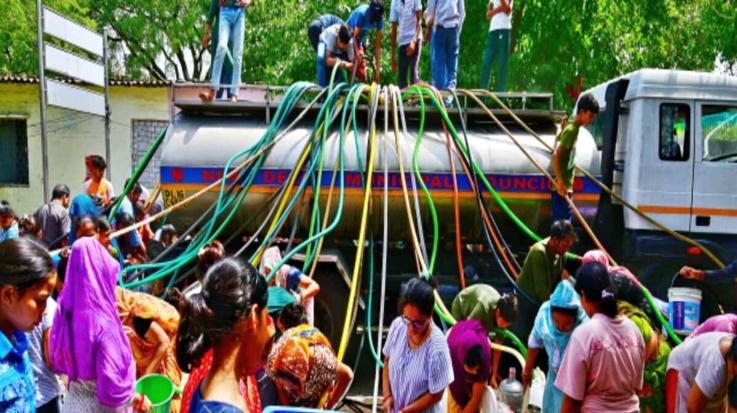Water crisis continues in Delhi, people seen climbing on Jal Board tanker