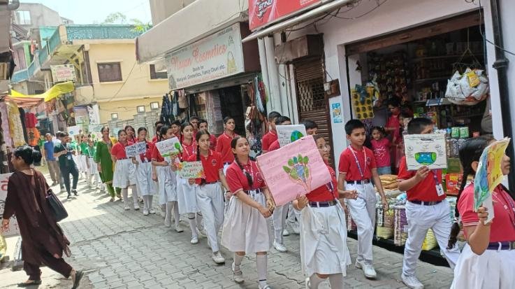 Children of SVN School Kunihar took out awareness rally on Environment Day.