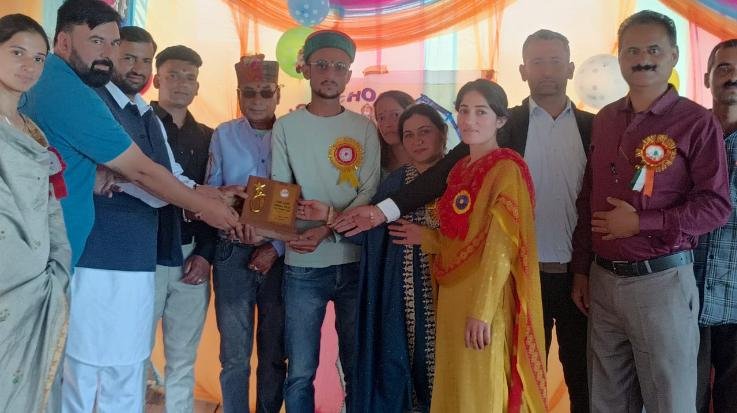 Sirmaur: SAS Secondary School Devamanal celebrated prize distribution ceremony.