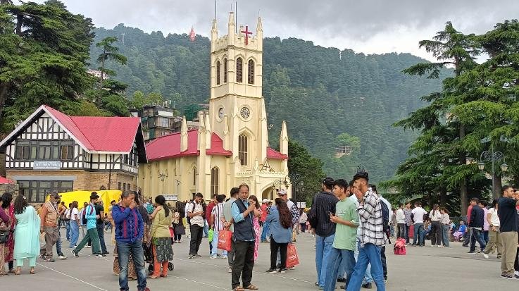 Shimla: Flood of tourists on weekend, hotel occupancy reached 70 percent