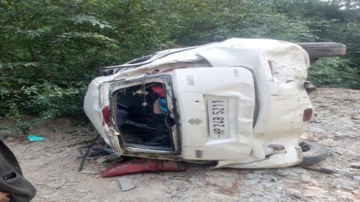 The car of devotees going to Shikari Devi fell into the drain, husband and wife died, 5 including son and daughter were injured.