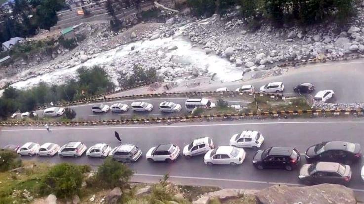 'Mahasam' of traffic in Himachal, took 6 hours from Manali to Atal Tunnel