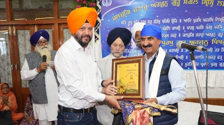 Shimla: Chief Minister paid obeisance at Gurudwara Sahib on Martyrdom Day.