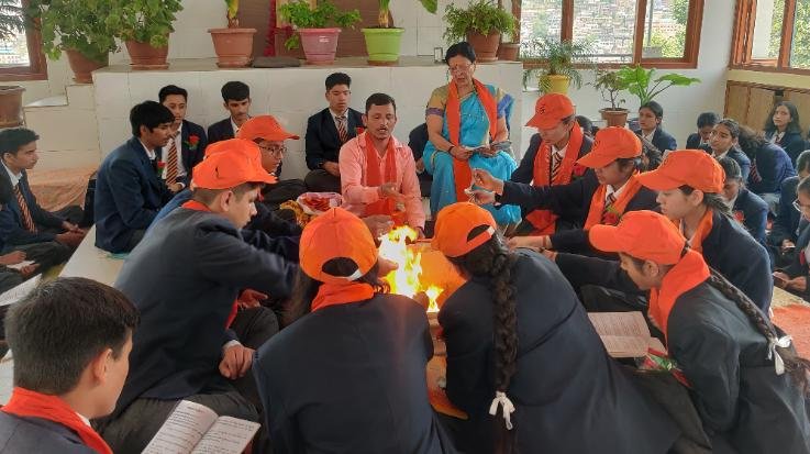 Solan: Class 12th to 11th students were felicitated in Dayanand Adarsh ​​Vidyalaya.