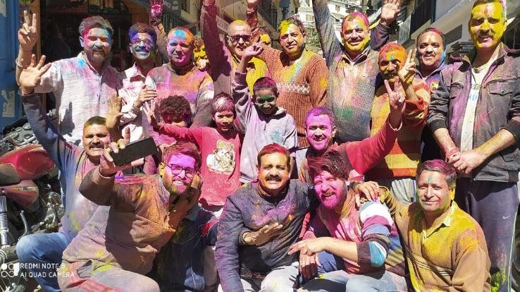 होली के रंगो में रंगी अर्की 