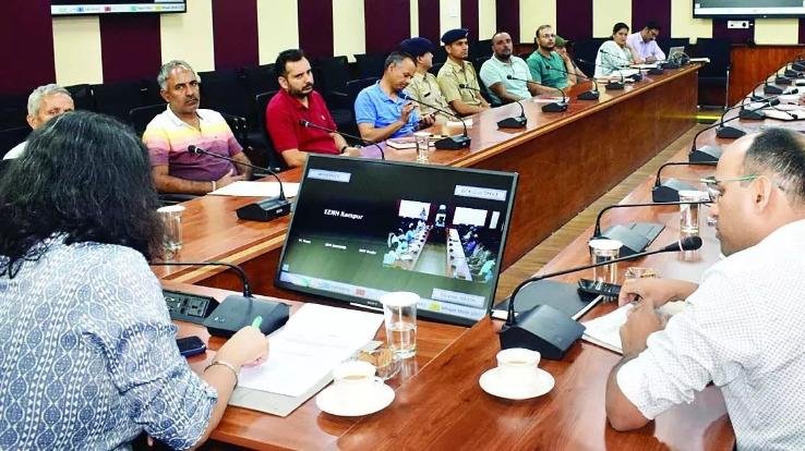 Kullu: A meeting was held under the chairmanship of Deputy Commissioner Torul S Ravish regarding preparations for apple season.