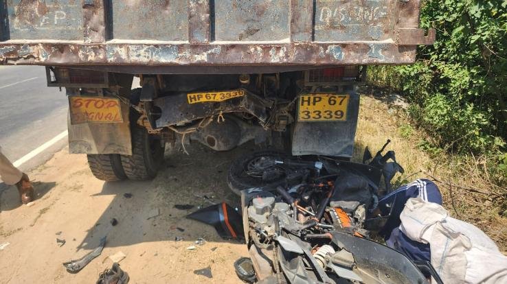 Bike rider collides with parked truck in Hamirpur, dies on the spot