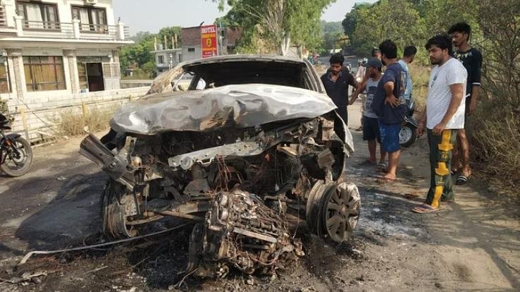 Hamirpur: Car turns into ball of fire after hitting parapet in Nadaun