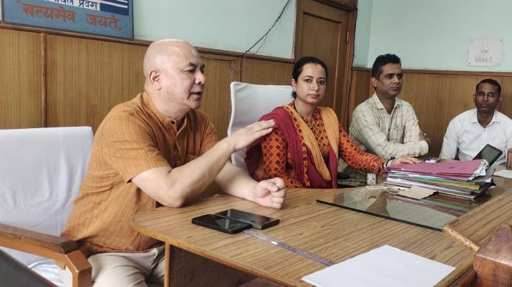 Dehra: Election observer held a meeting with representatives of political parties