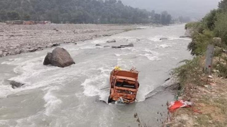Truck falls into Beas river near Vaishno Mata temple in Kullu, driver missing