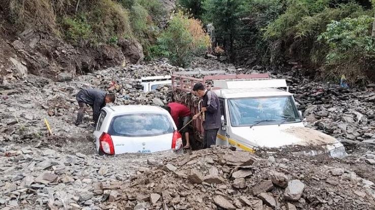 Heavy debris on the road in Chamiyana, Shimla