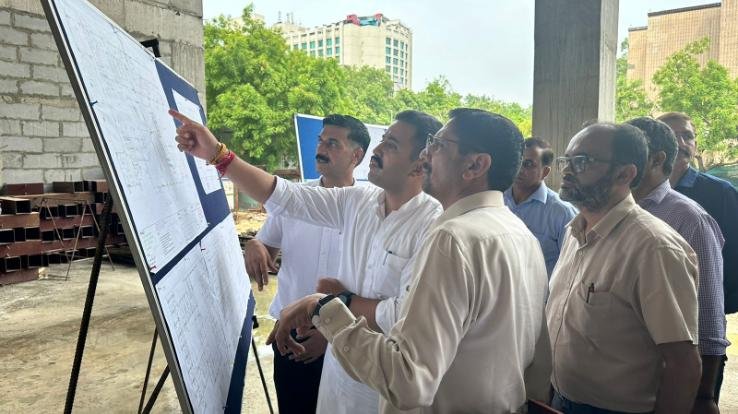Public Works Minister inspected Himachal Niketan under construction in Dwarka