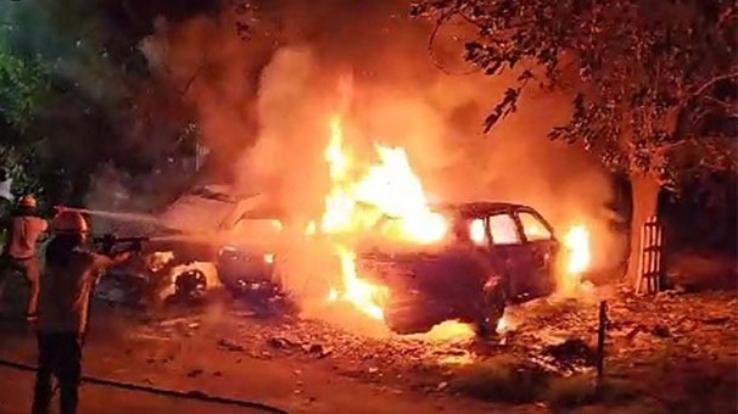 Kullu: 6 vehicles parked on the roadside burnt to ashes late night, loss worth lakhs due to fire