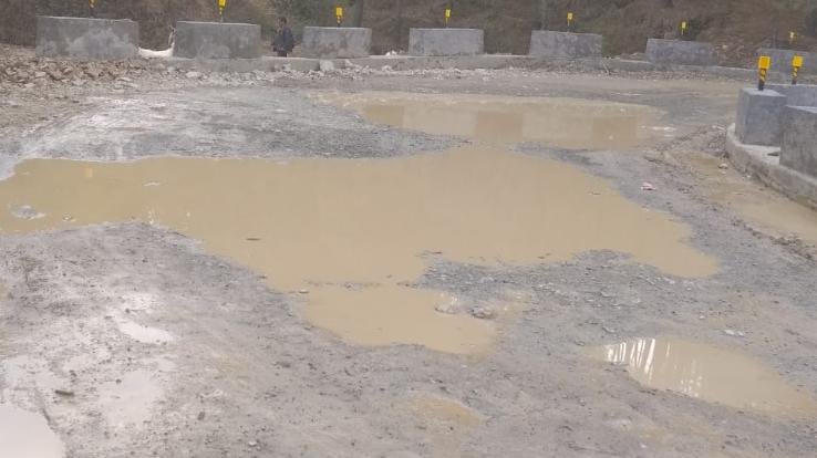 बरसात में तलाब बन जाती है सड़क, लोगो में रोष  