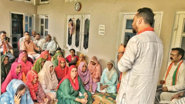 Hamirpur: Ashish Sharma organized street meetings in Amroh and Sasan Panchayat.