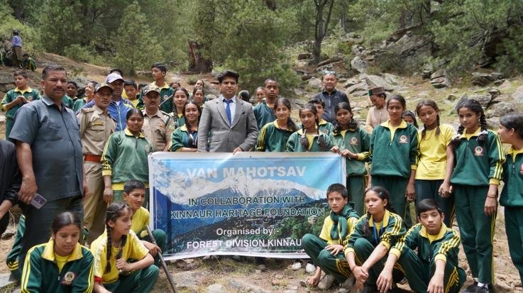 Kinnaur: Students were made aware of environmental protection by organizing a tree plantation program.