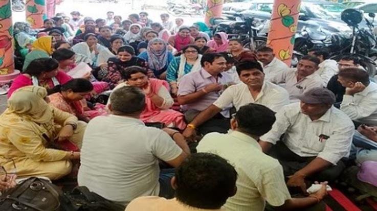 Teachers stage protest at BSA office in protest against online attendance system