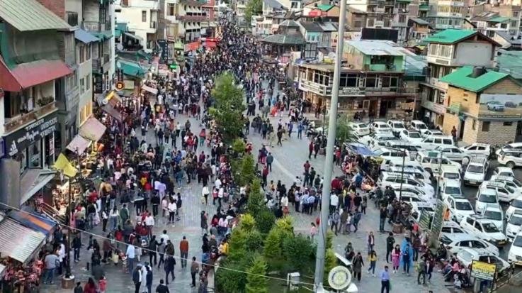 Tourists reaching Manali are heading towards Lahaul