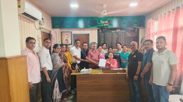 Dehra: Joint Patwari and Kanungo Federation sent memorandum to the Chief Minister