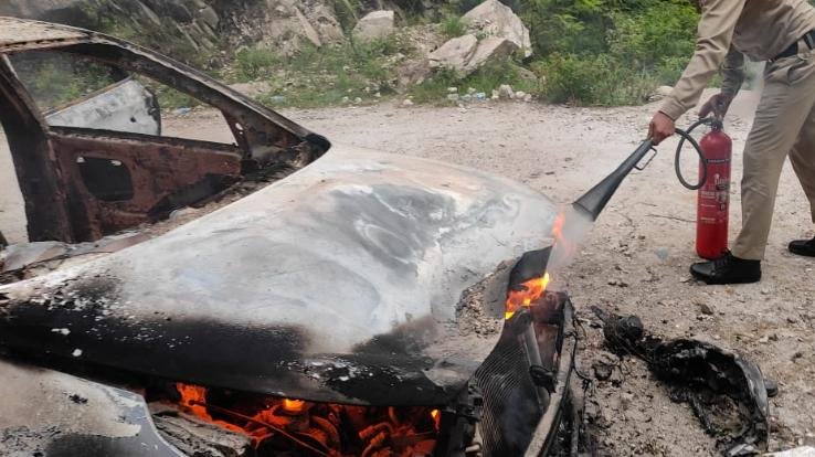 Fire broke out in a moving car in Kullu, husband and wife had come to visit Kullu from Haryana.