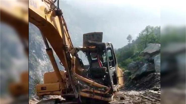 Dark hill in Nigulsari, Kinnaur, one person injured, JCB machine damaged