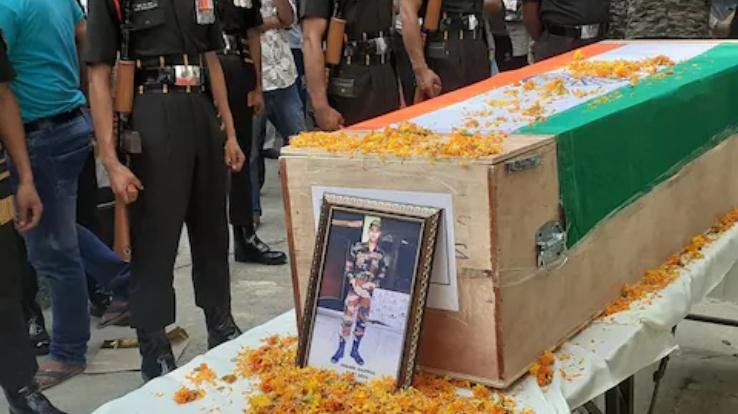 Hamirpur: Agniveer Nikhil merged with Panchatattva, crowd gathered in his last farewell.