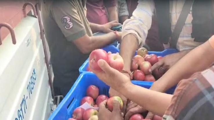 Gala apple sold for Rs 221 per kg in Bandrol vegetable market of Kullu