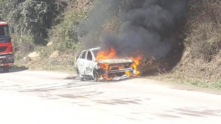 चलती कार में लगी आग बाल बाल बचे सवार