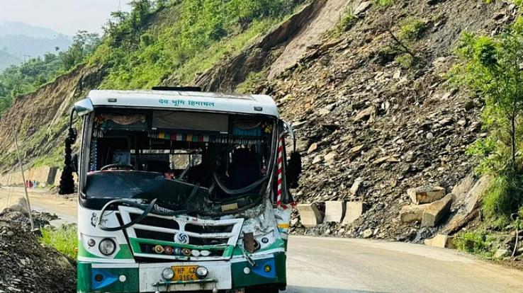 Mandi: Stones fell on HRTC moving bus, 3 passengers injured