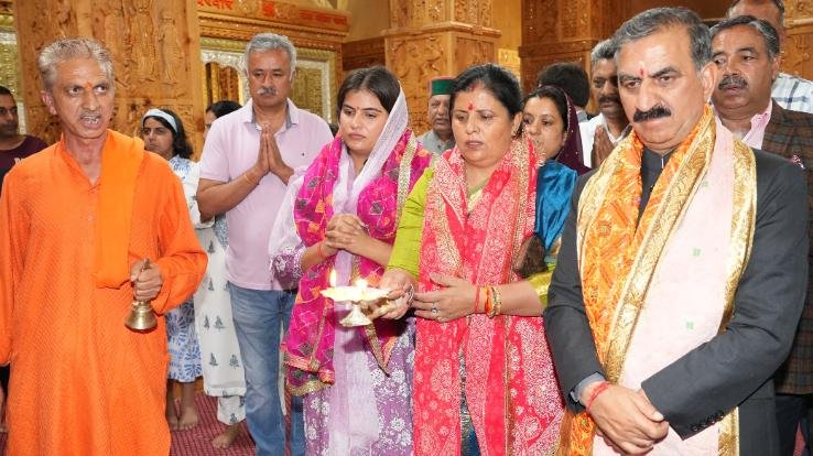 Chief Minister offered prayers at Sankatmochan Temple