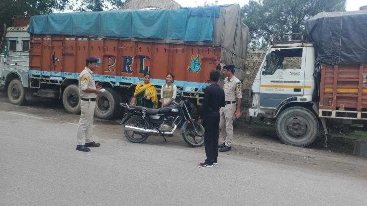 Indora: Traffic tourist and in-charge of railway police outpost gave instructions to those violating traffic rules.