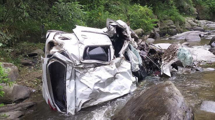 Himachal: Car fell into 150 meter ditch in Samarkot, Rohru, 2 dead, 3 injured.