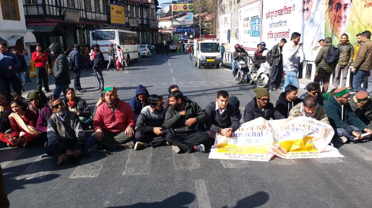 Shimla: Visually impaired association blocked the road near the secretariat, clashed with the police.