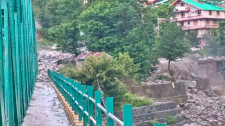 Cloud burst in Anjani Mahadev drain of Manali, power project including a house damaged, Manali-Leh road closed