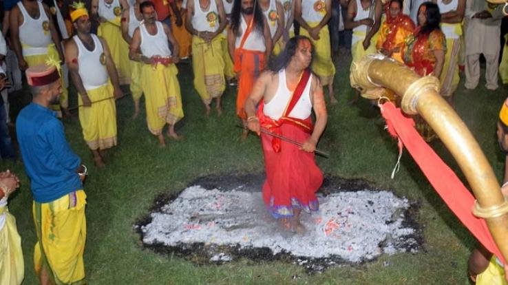 Mother gave proof of power in Piplage village of Kullu, devotees danced on burning embers.