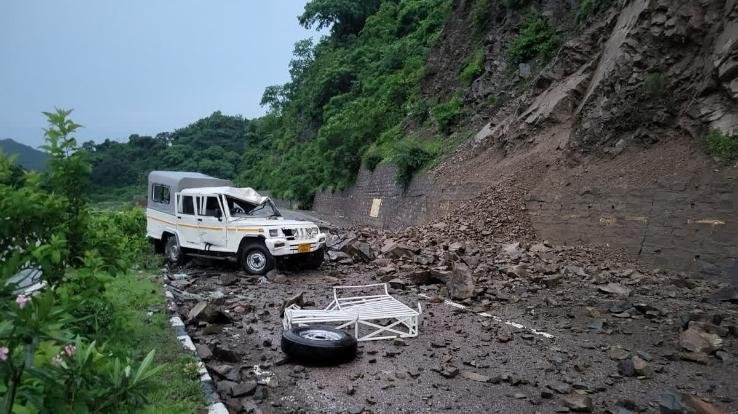 Stones fell on newspaper cart near Datyar in Solan, one dead, three injured