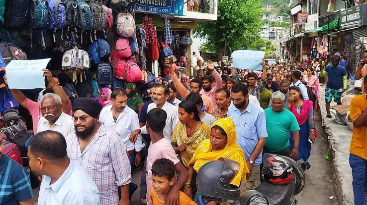 Kullu: Street vendors staged a protest in Bhuntar and said, Nagar Panchayat Secretary is snatching away employment.