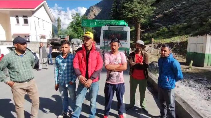 Lahaul-Spiti: Stone fallen block near Kadu Nala on Oxygen to Pangi-Kilad route (SKTT)