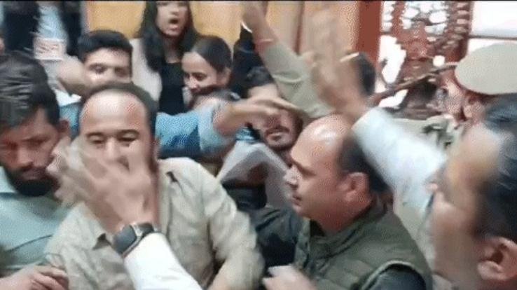 Shimla: Tense atmosphere in Sanjauli College, SFI worker argues with college professor
