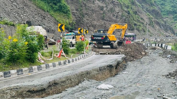 Himachal: Chandigarh-Manali four lane dilapidated due to rain, road sunken at many places